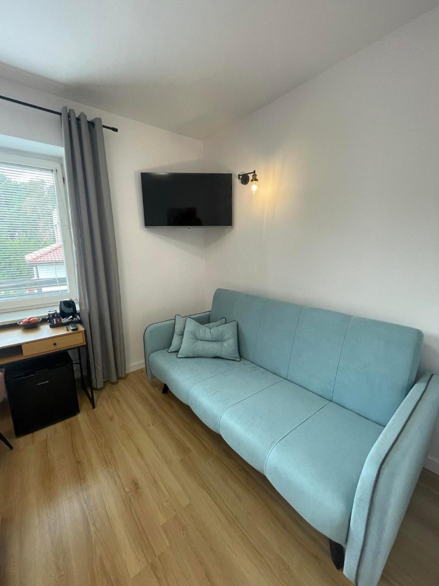 Terminal Family Airport Hostel Poznan Exterior photo