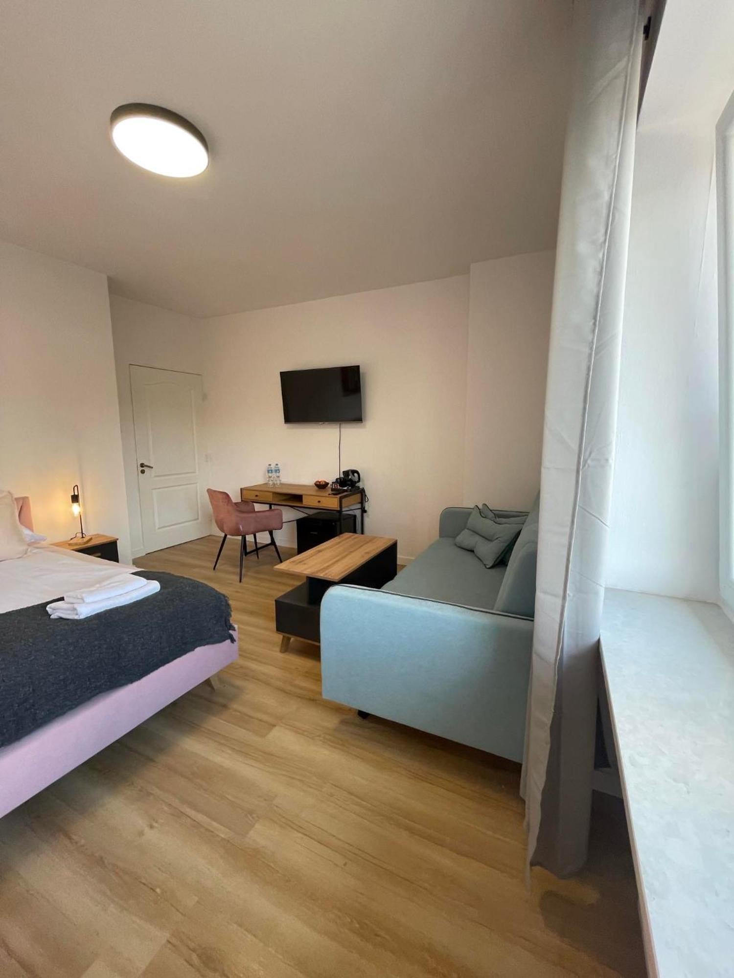 Terminal Family Airport Hostel Poznan Exterior photo